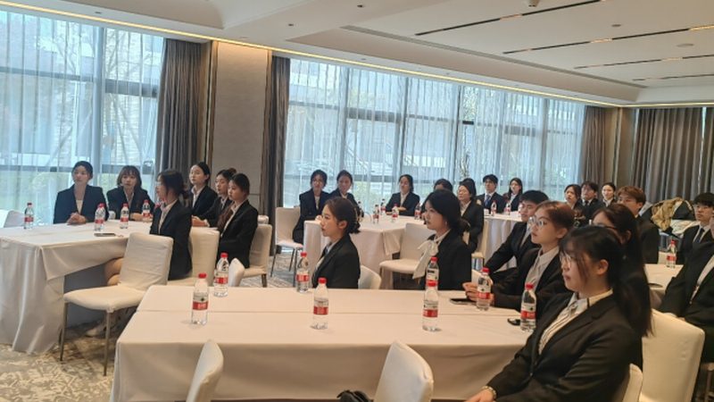 在考虑价格时，家长应关注以下因素：